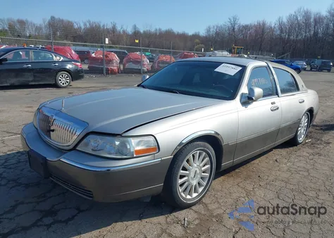2004 Lincoln Town Car Ultimate from USA, damaged, VIN 1LNHM83W44Y654363